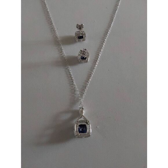 New~6.05 Ct. Blue & White Sapphire Halo Design Pendant Necklace & Earring Set - Picture 4 of 4